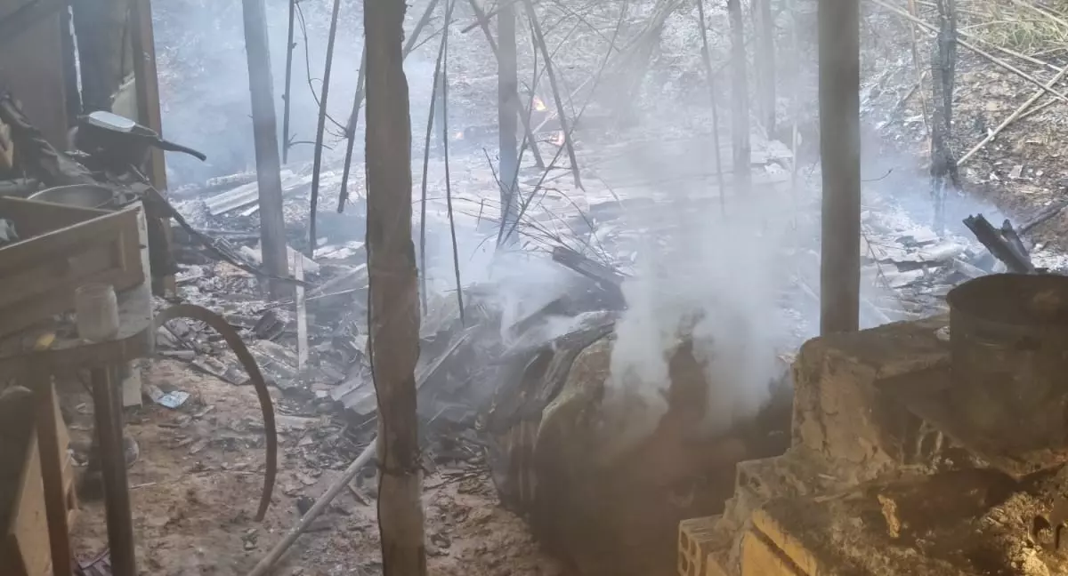 Residência é atingida parcialmente por incêndio no Bairro Graminha em Santos Dumont